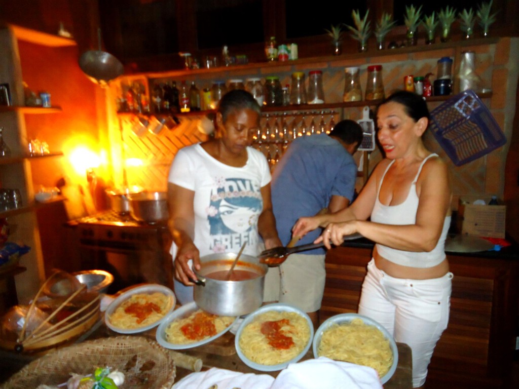 Lory e Cida na cozinha